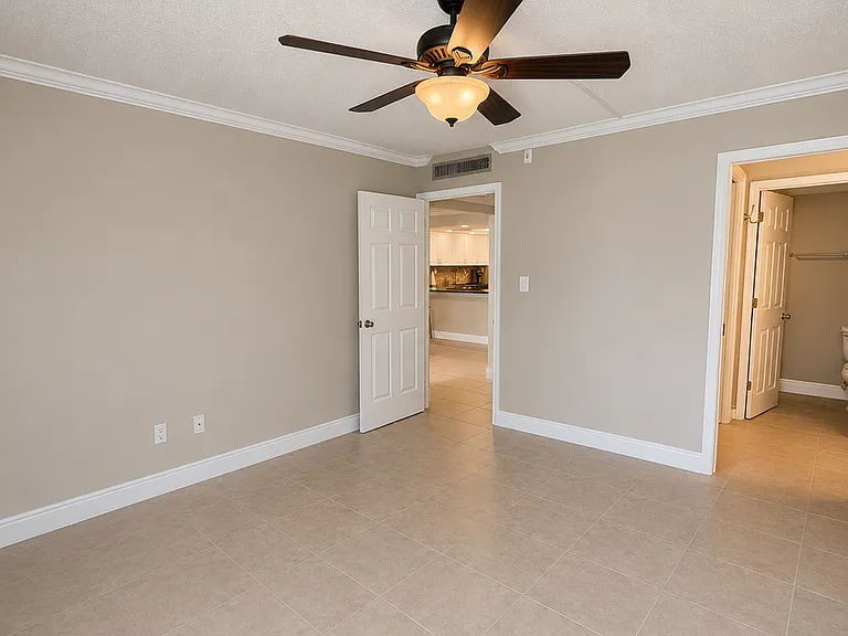 2264 Winkler Ave #202 — Photo 12