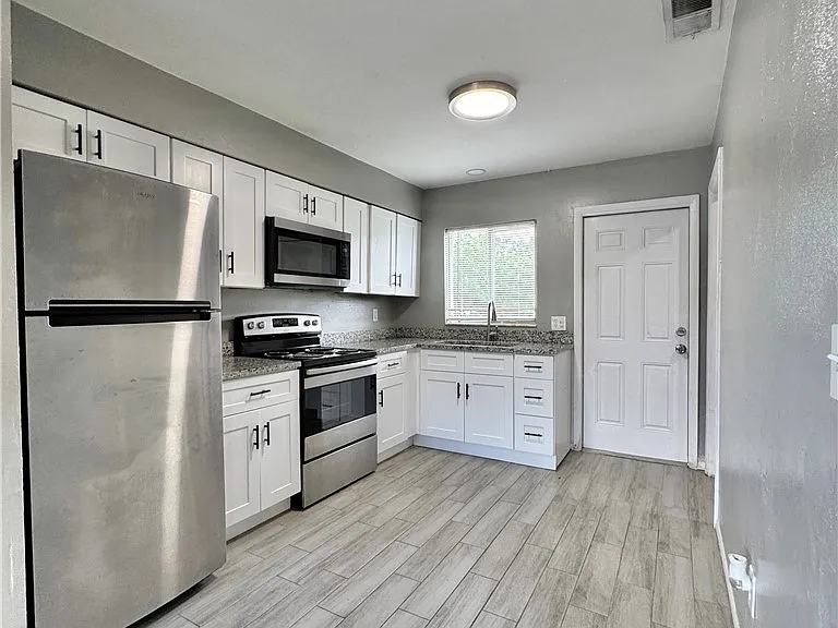 142 Harry Ave S — Photo 10