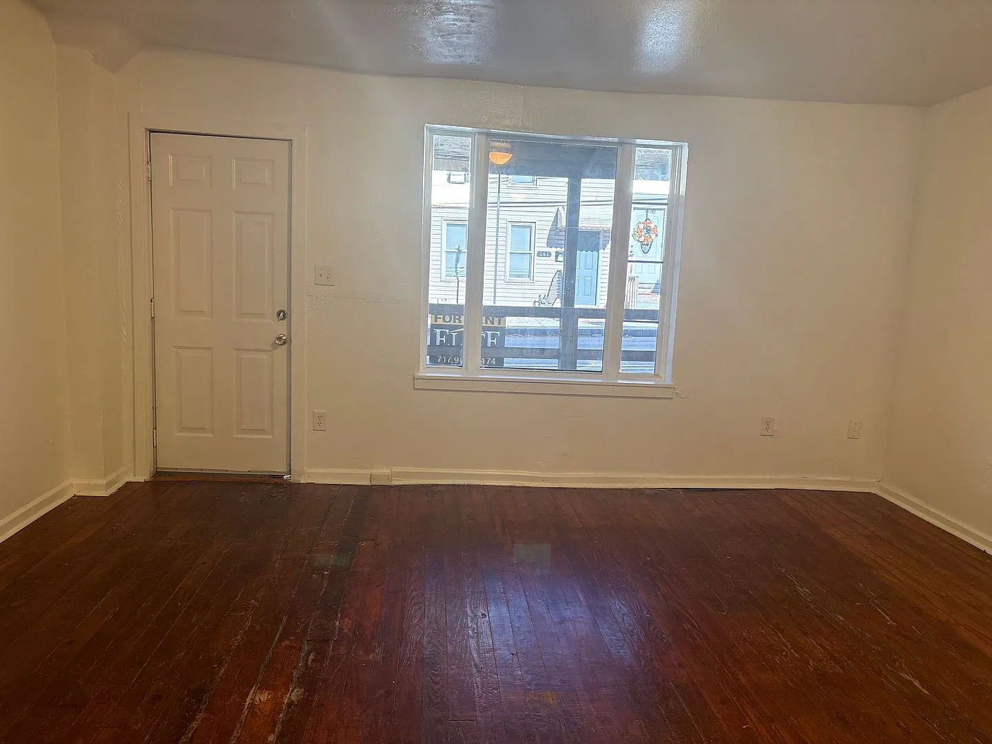 3 Bedroom House with Yard-York City SD — Photo 4