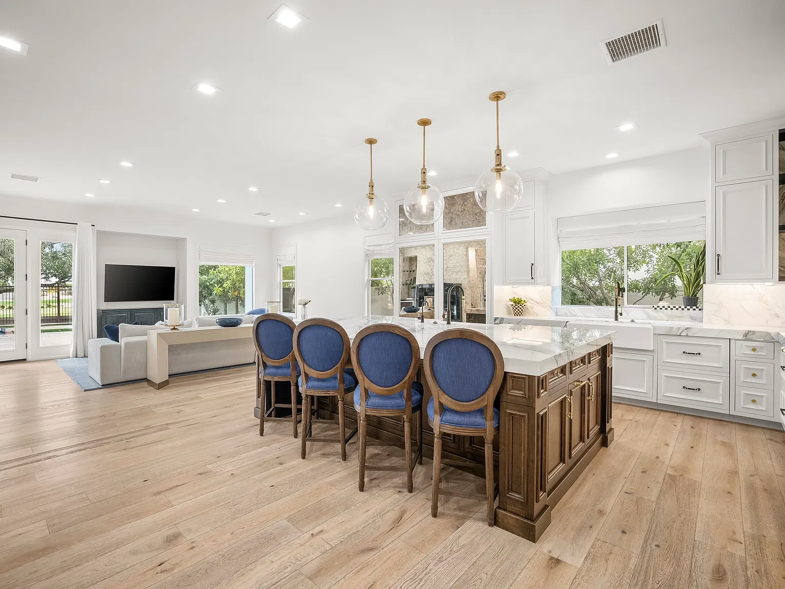 4 bed, 4.5 bath, 4065 sqft, $22,500 — Photo 4