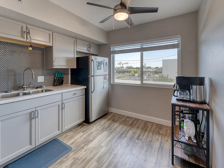 721 E Montebello Ave #203 — Photo 5