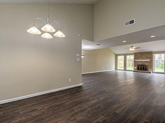 4th image of 4027 Pecan Knoll Dr