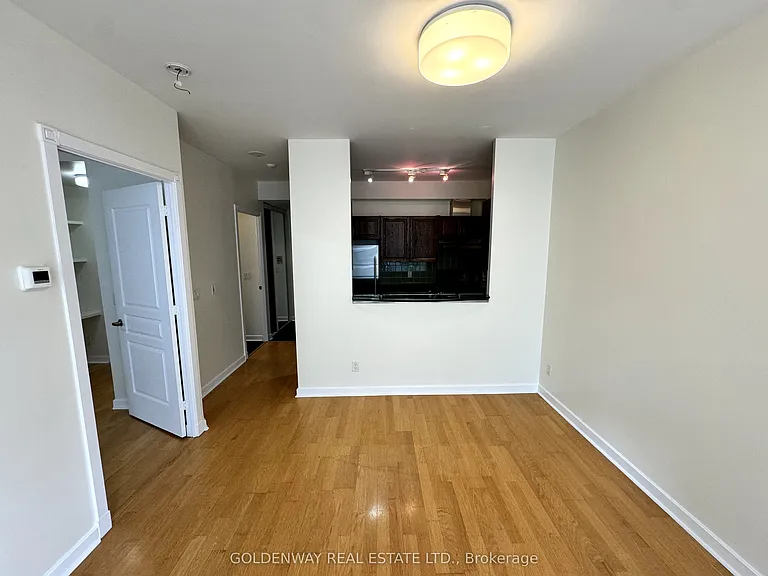 438 Richmond St W #921 — Photo 4