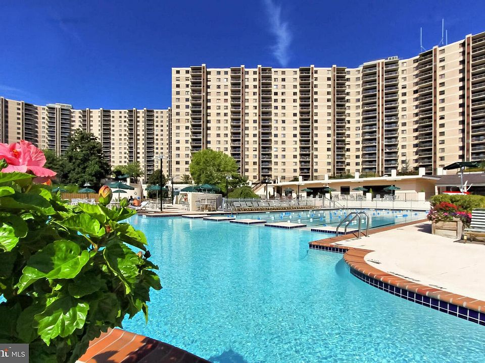 1st image of 205 Yoakum Pkwy Unit 1524