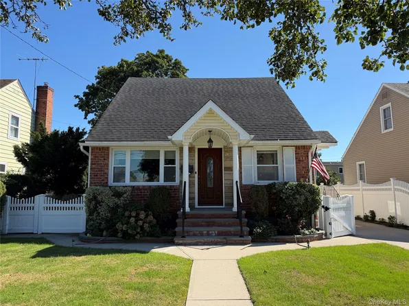 159 Raff Avenue, Mineola, NY 11501