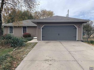 3831 SW Cambridge Ave, Topeka, KS 66610