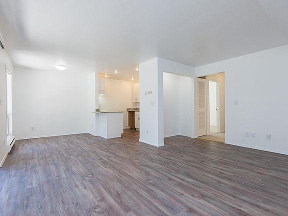 3rd image of 539 NE Ravenna Blvd APT 1