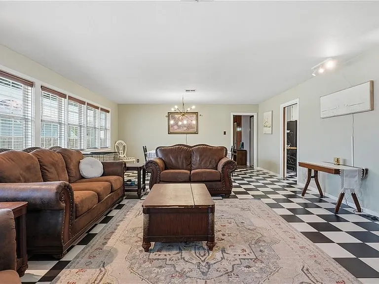 651 W Wilson Ave — Photo 19