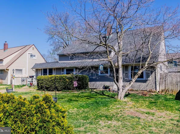 58 Nearwood Ln, Levittown, PA 19054