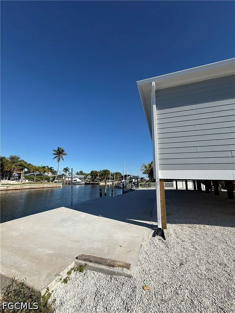 Building Photo - 2381 Oleander St