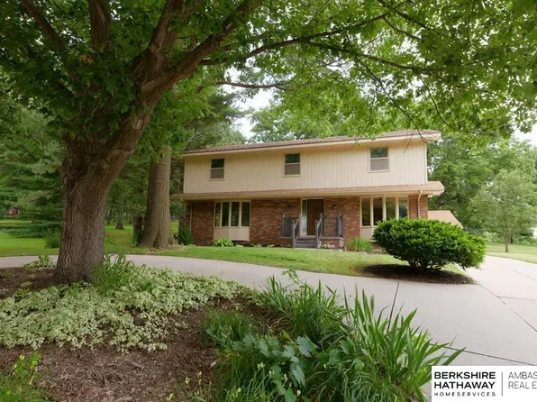 7536 Glenvale Dr, Omaha, NE 68134