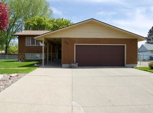 404 7th Ave SW, Mandan, ND 58554