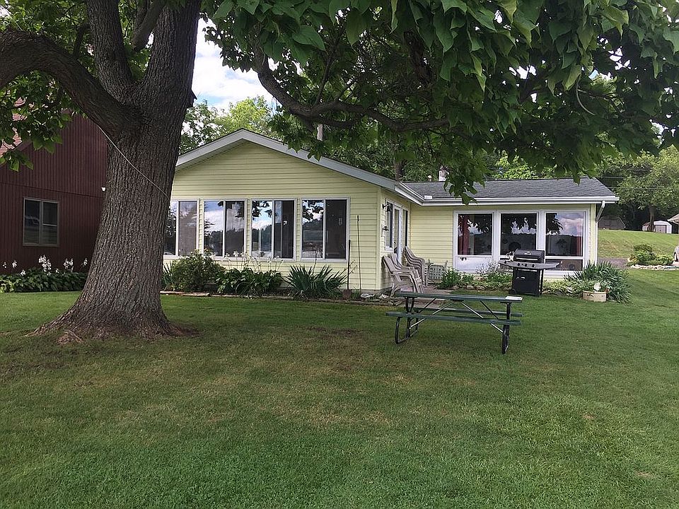 Large, level front yard