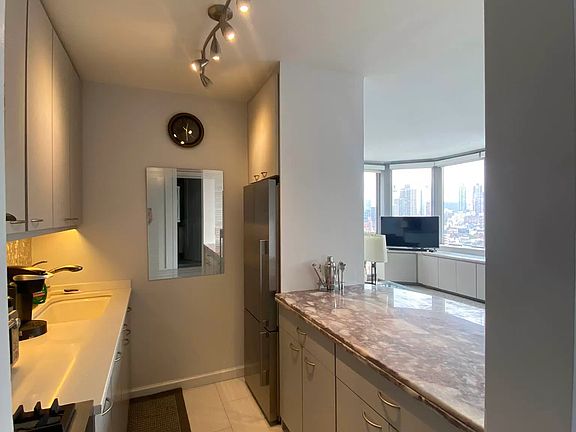 5th image of 500 W 43rd St APT 25F