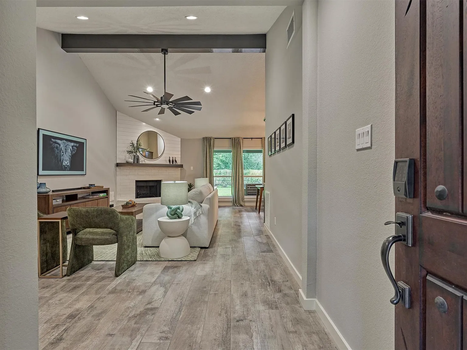 3 bed, 2.0 bath, 1415 sqft, $3,250 — Photo 3
