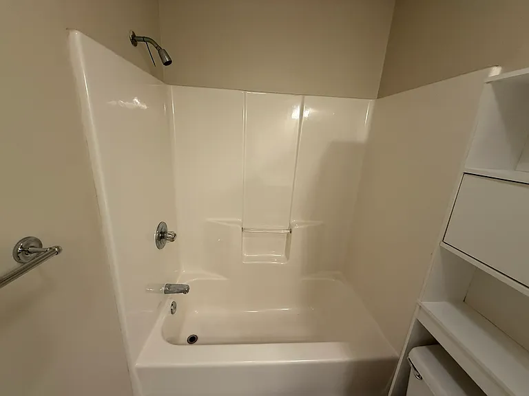 Laurelwood Apartments — Photo 18