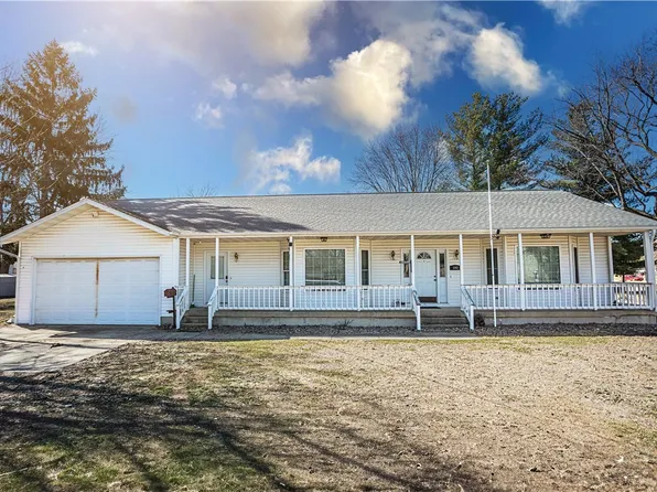 302 S Spruce St, Stewardson, IL 62463