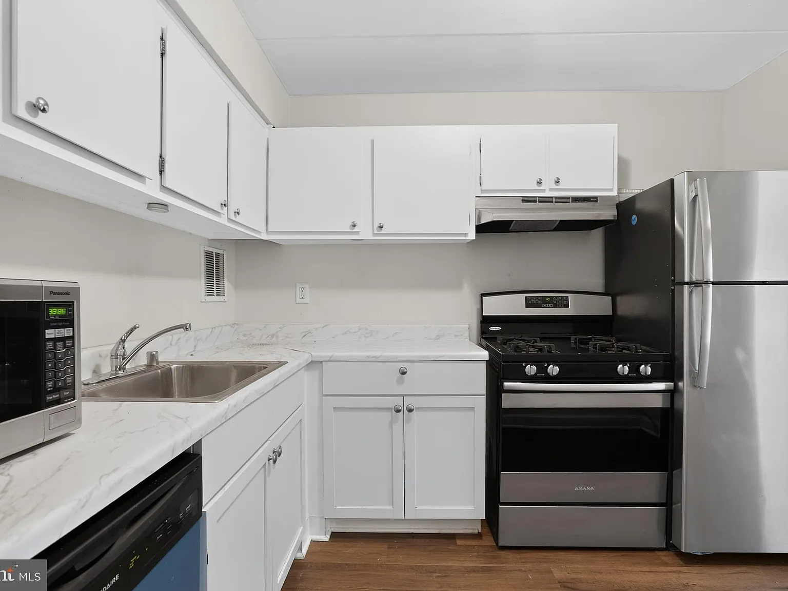 Huntington Club Condo — Photo 1