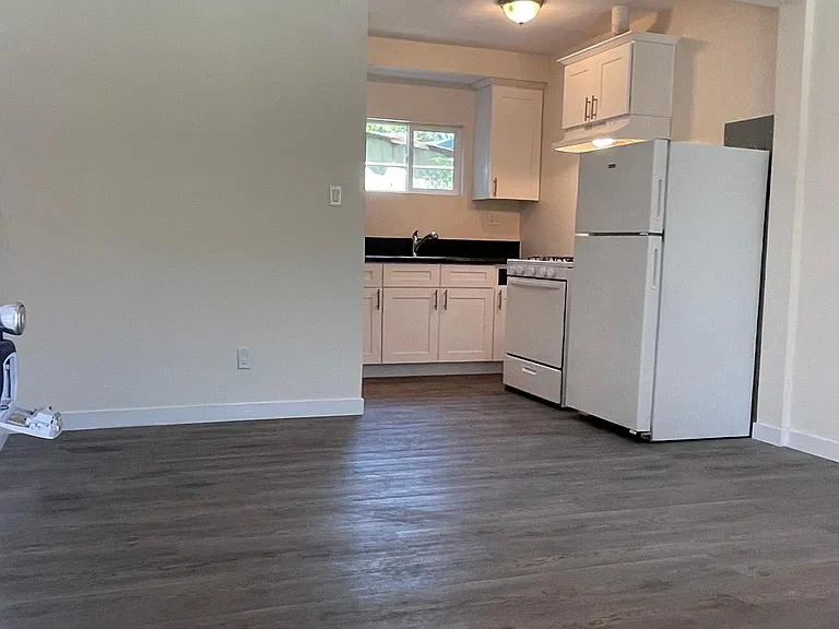 2515 1/2 Broadway Ave #2515-1/2 — Photo 8