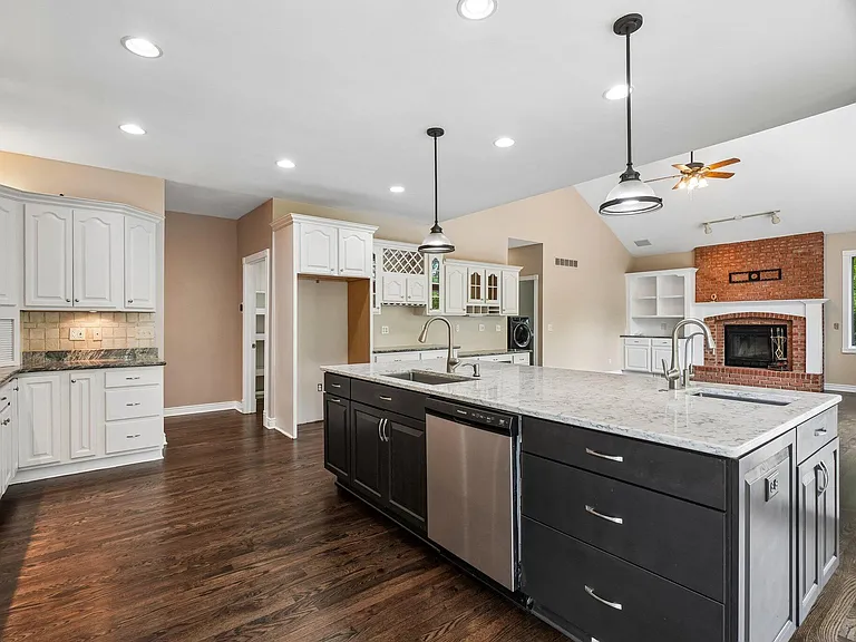 1819 Brookview Dr — Photo 22