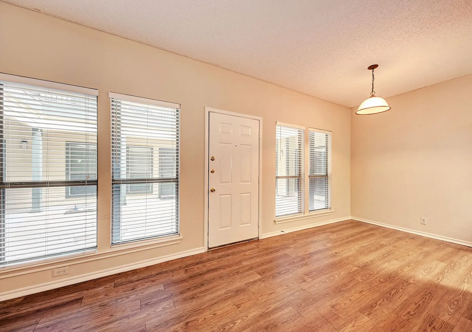 Prelease 8/15/2027 2 Bed 2 Bath — Photo 3