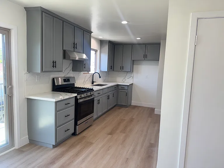 984 W 7th St #4 — Photo 6