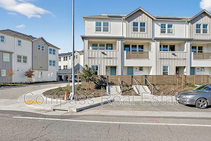 Studio, 1.0 bath, 252 sqft, $1,600 — Photo 2