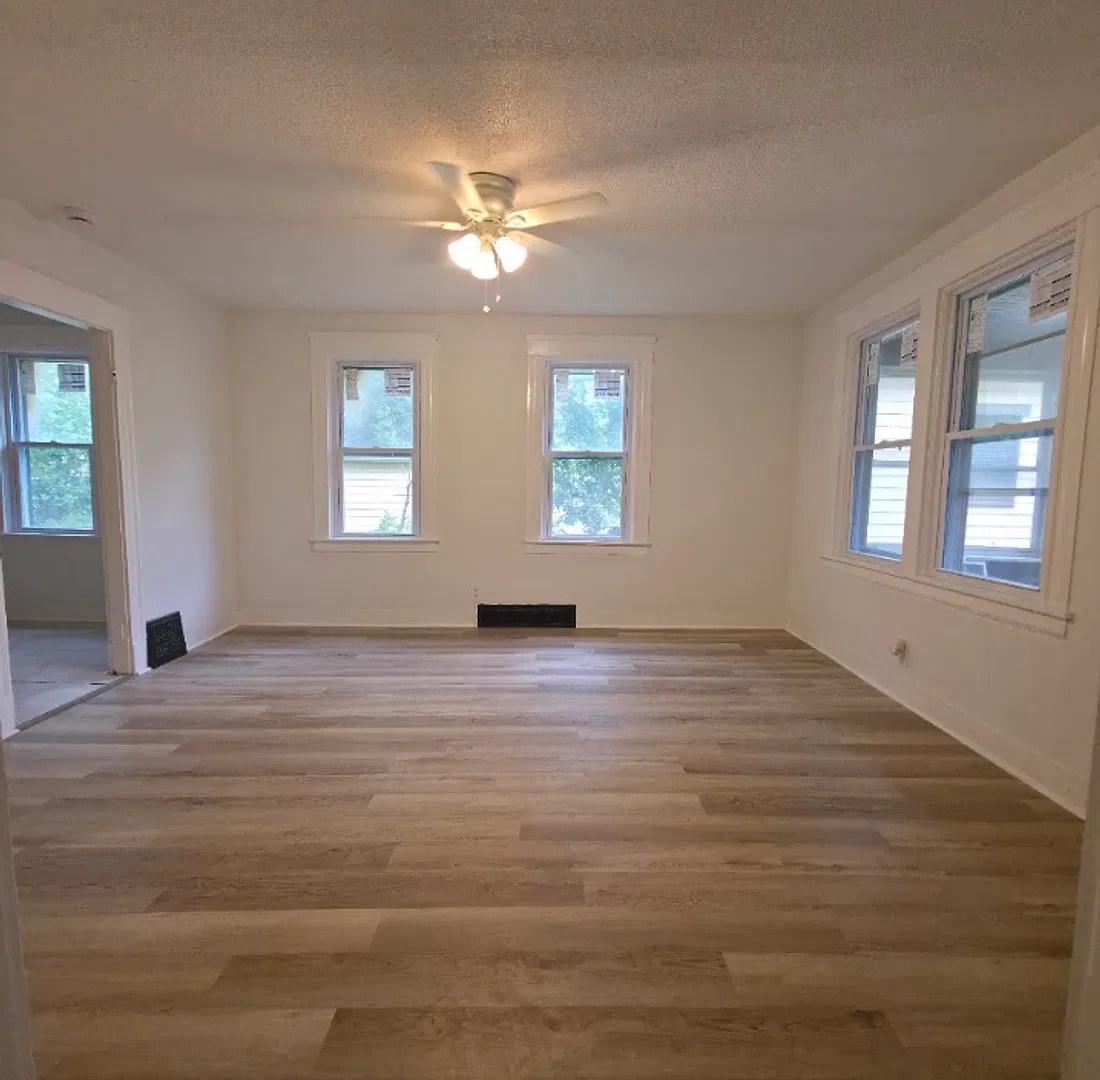 Single Family Home 2 beds 1 bath Available Now! — Photo 3