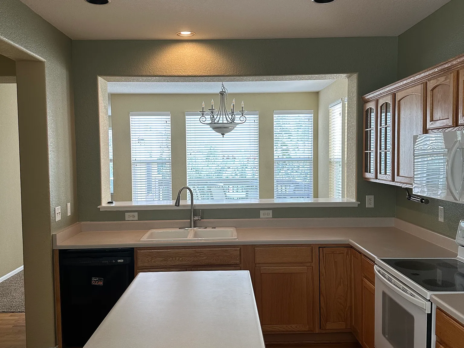 3 bed, 2.5 bath, 2702 sqft, $3,200 — Photo 3
