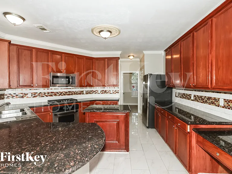 902 Rock Springs Dr — Photo 8