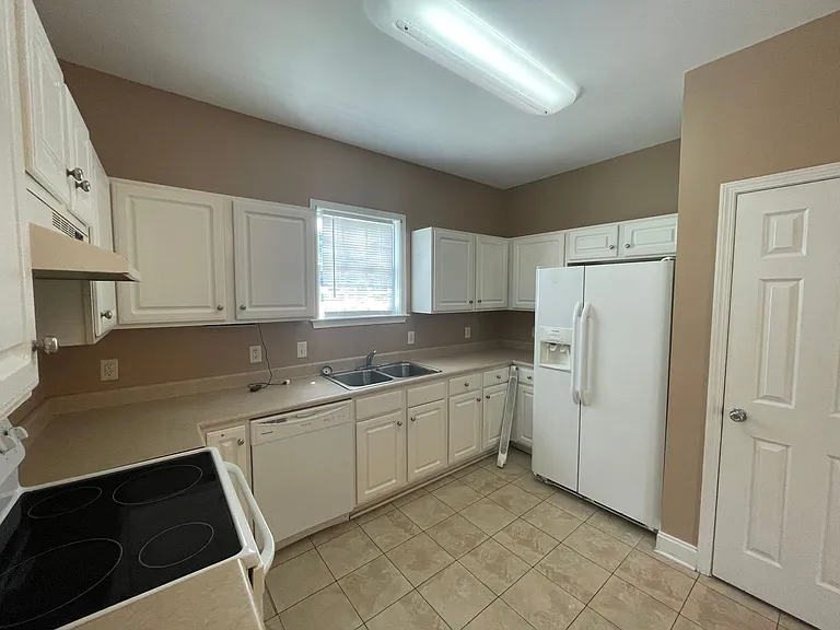375 Lullwater Dr — Photo 7