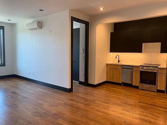 4th image of 895 Willoughby Ave #3K