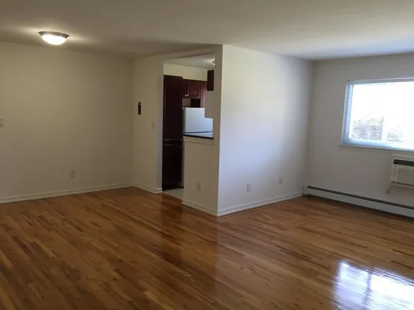 (undisclosed Address), Pt Washington, NY 11050