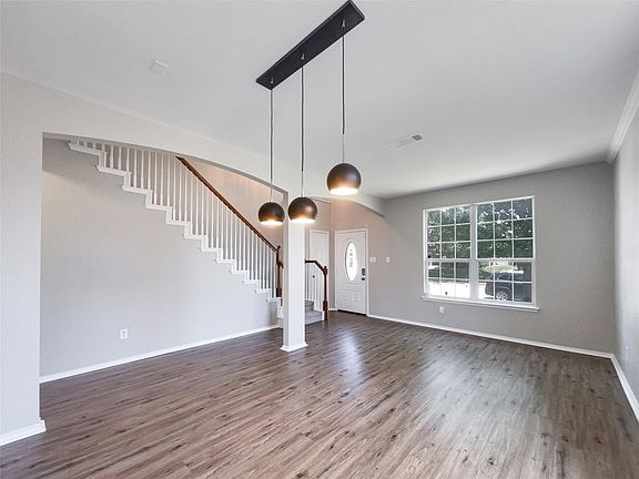 3rd image of 7233 Lindentree Ln