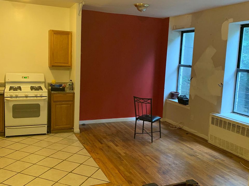 2nd image of 190 W Burnside Ave APT 1A