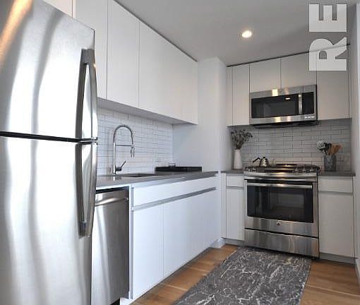5th image of 331 E Houston St