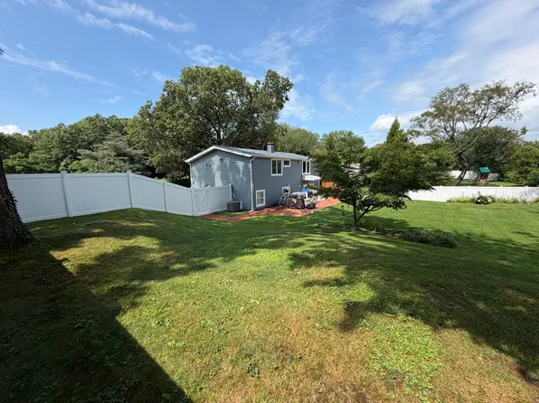 4 Bunny Ln, East Setauket, NY 11733