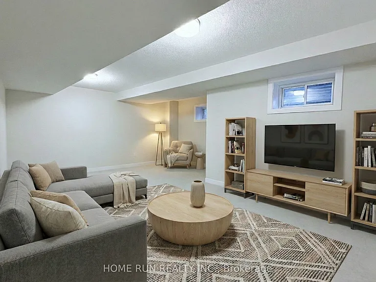 381 Les Emmerson Dr — Photo 16