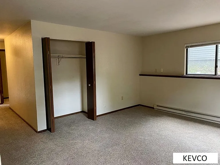 620-622 Endicott St — Photo 3