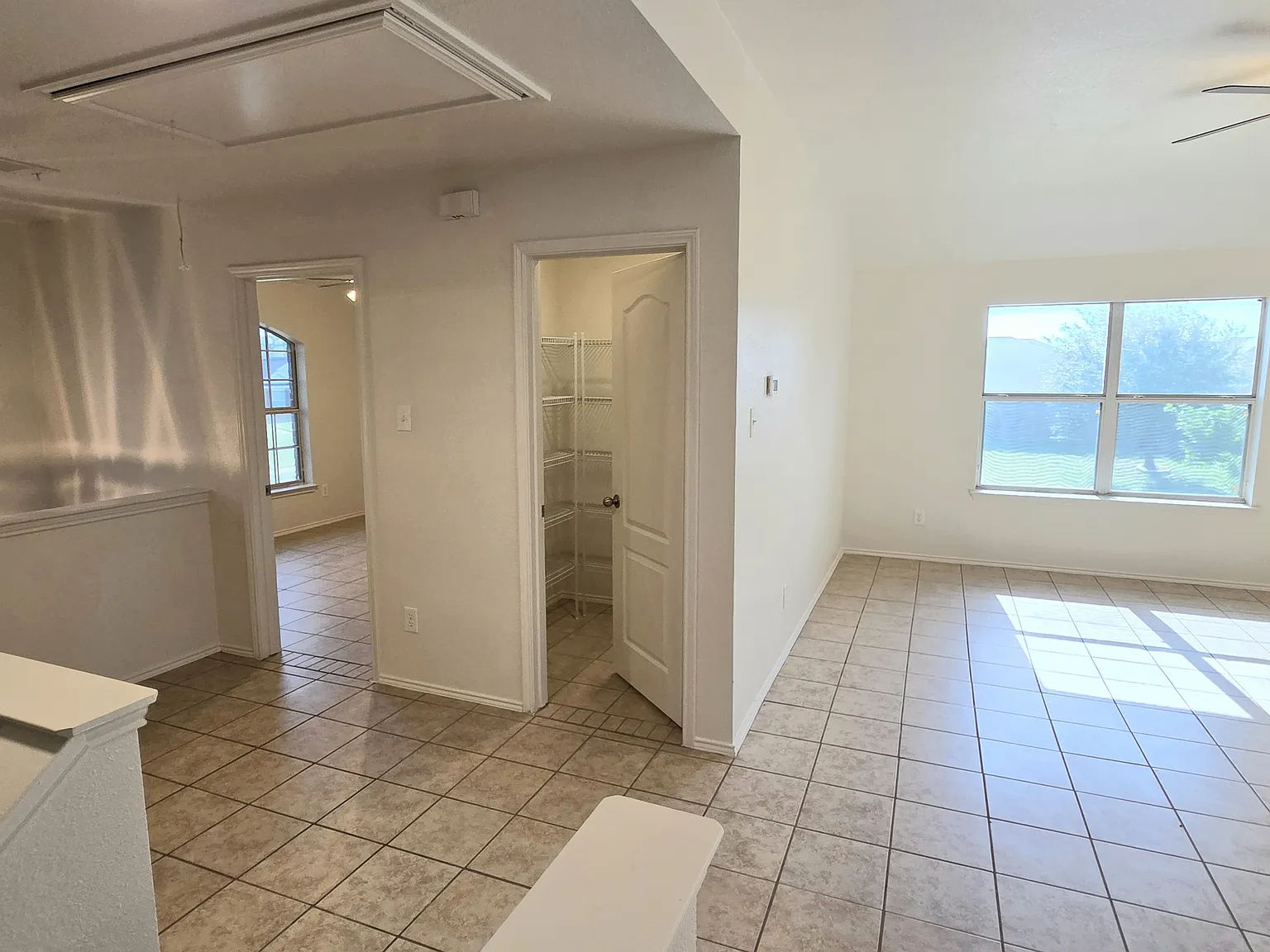 4 bed, 2.5 bath, 3224 sqft, $2,600 — Photo 4