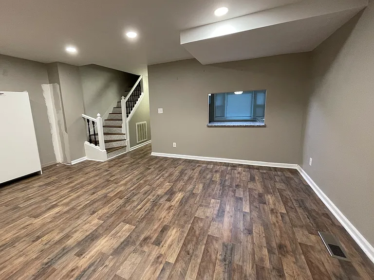 402 Forest Ct — Photo 18
