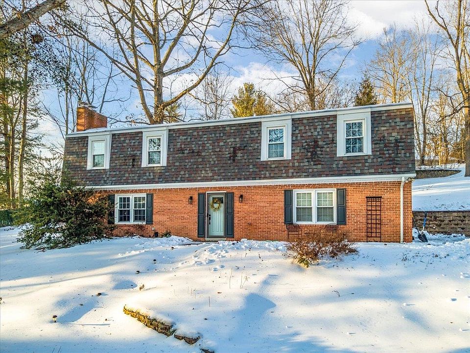 1st image of 204 Pine Dr
