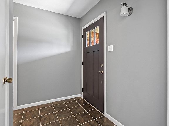 5th image of 1301 Crestview Dr