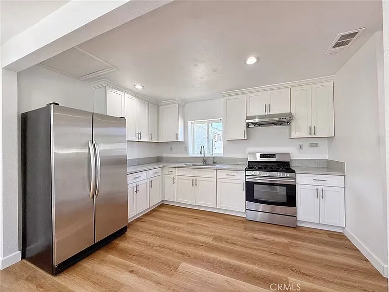 453 W Locust St #B — Photo 3