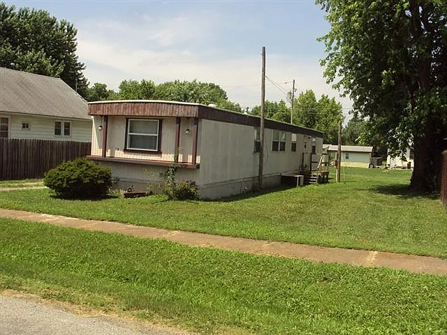 1105 W Adams St photo 1