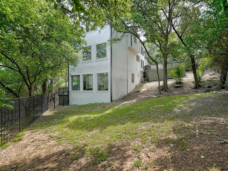 8804 Mountain Ridge Dr #B — Photo 16