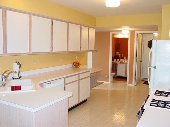 Large Kitchen with all appliances
