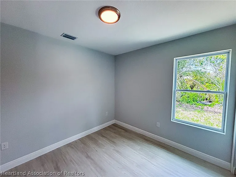 6910 Dickinson Dr — Photo 6