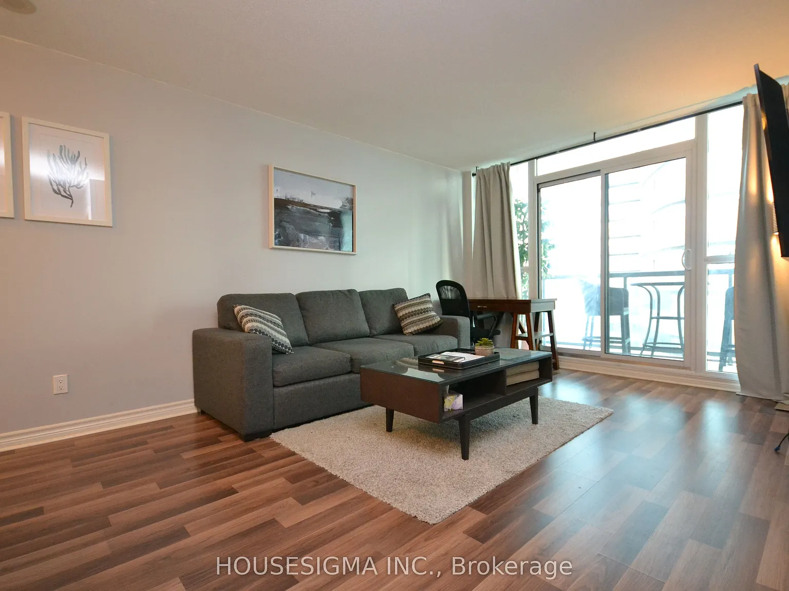 19 Grand Trunk Cres — Photo 3