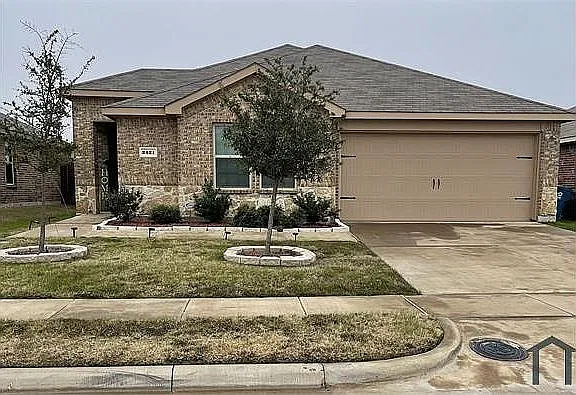 4 bed, 2200 sqft, $2,600 — Photo 1